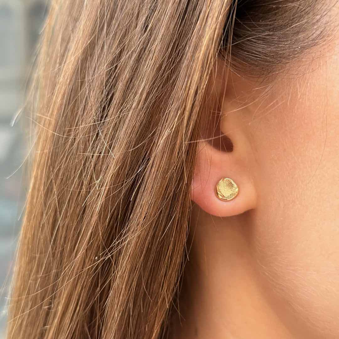 Drobné zlaté náušnice kulatého tvaru ze 14k zlata s realnym otiskem prstu.