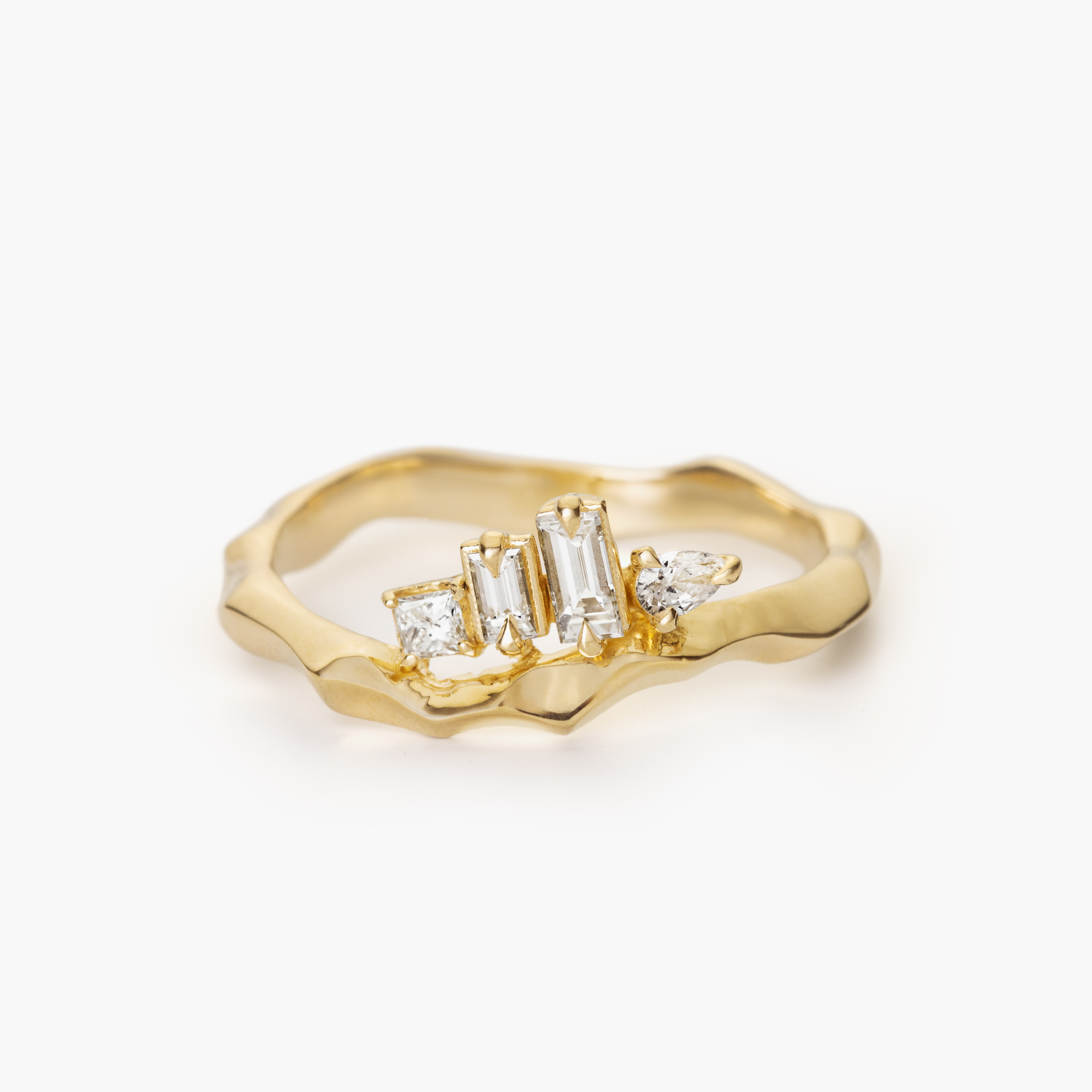 Zlatý autorský prsten s organickou obroučkou a motivem tvořeným shlukem přírodních diamantů ve tvaru kapky, čtverce a dvou různě velkých baget.