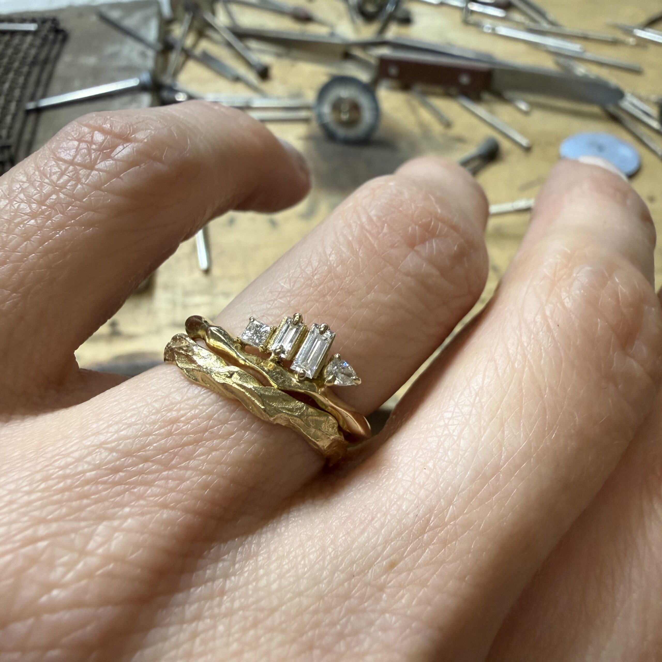 Zlatý autorský prsten s organickou obroučkou a motivem tvořeným sesazenými přírodními diamanty různých tvarů.